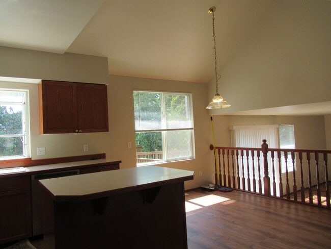 Building Photo - Light & bright 4 bedroom 3 bath tri-level ...