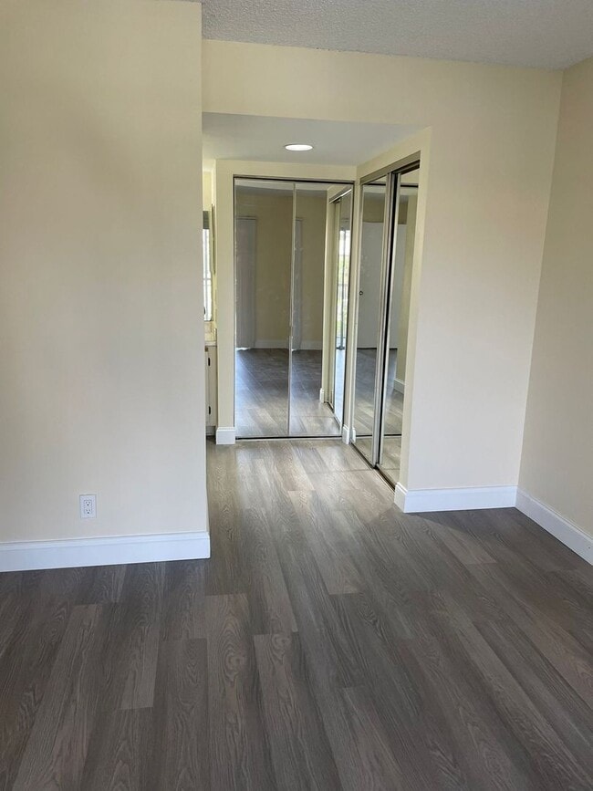 Building Photo - 1554 SE Royal Green Cir