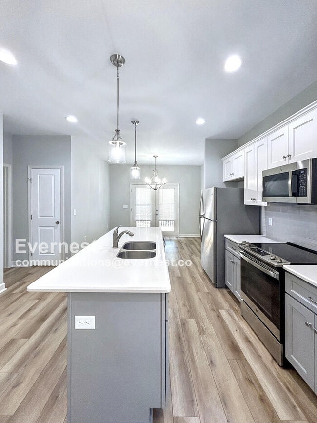Building Photo - 212 Malvern Dr SW
