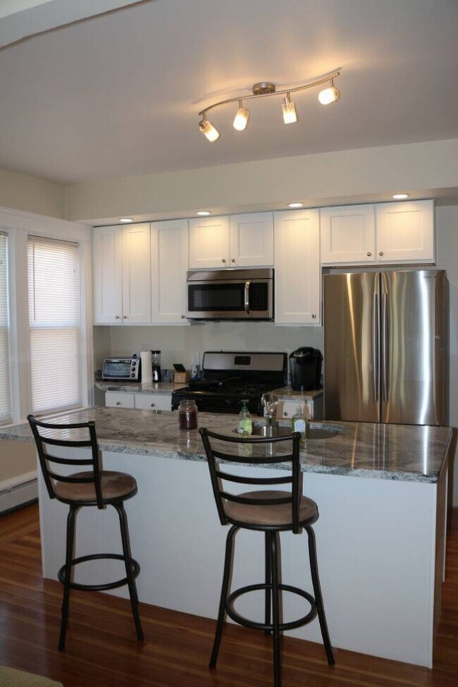Foto del edificio - Updated 3 bedroom in Elmhurst / by Providence College