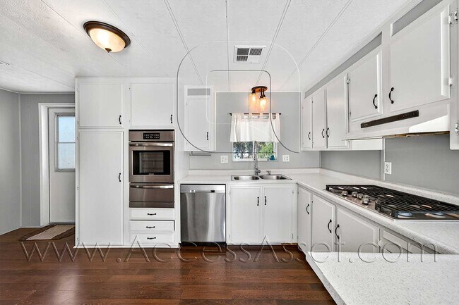 Foto del edificio - Charming 3-Bed/2-Bath Mobile Home with Fenced Yard In Homeland!