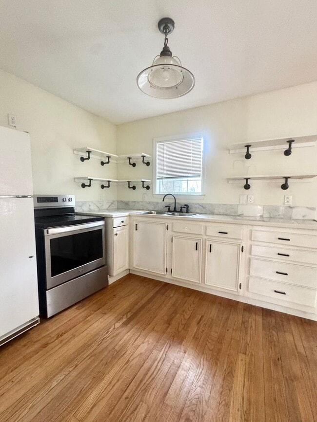 Building Photo - COMING NOVEMBER 2025 - Charming 2-Bedroom ...