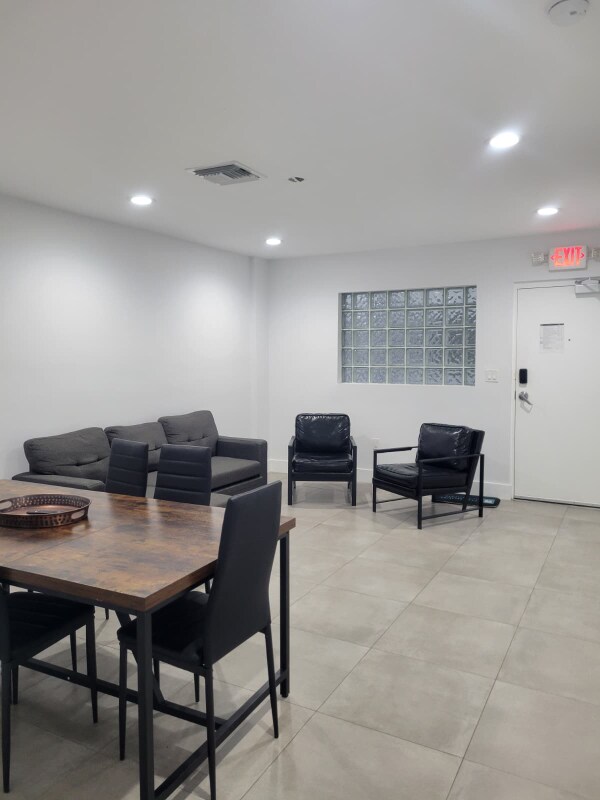 Foto del edificio - 645 Palmetto Dr
