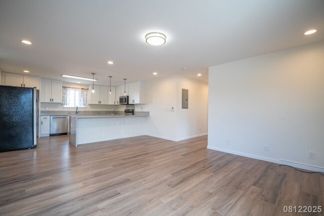 Building Photo - $3800/  4BR/2.5BA Ewa Beach Unit (Duplex U...