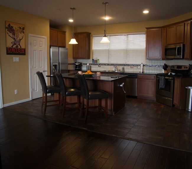 Building Photo - 2700 Club Ridge Dr