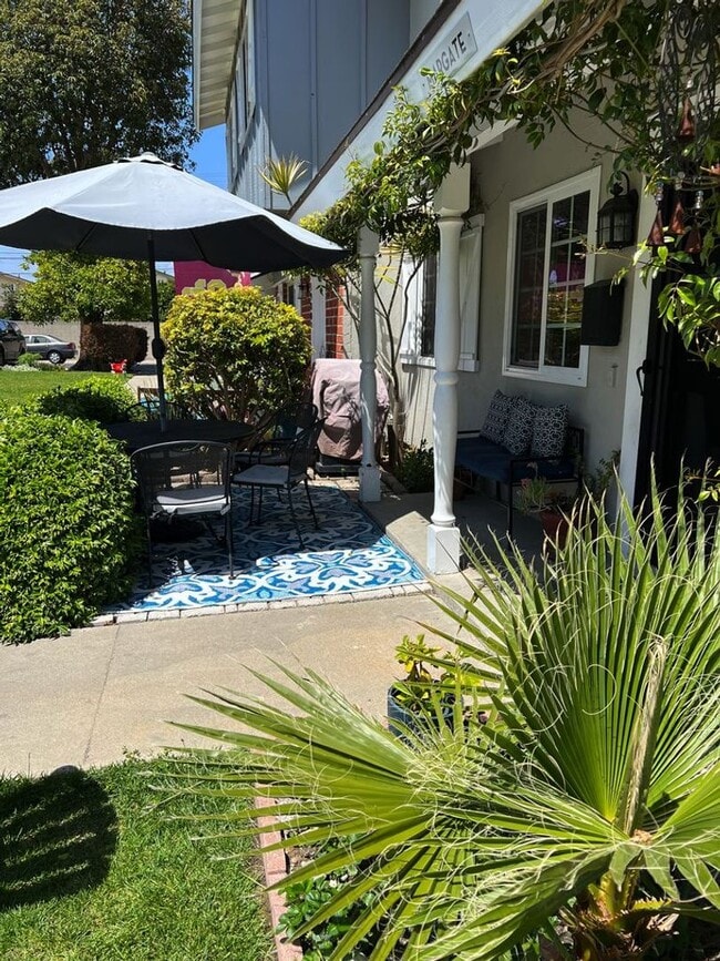 Building Photo - Bright & Airy 2-Bedroom End Unit Townhome
