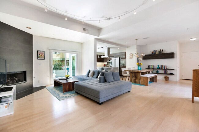 Living Area - 907 Lincoln Blvd