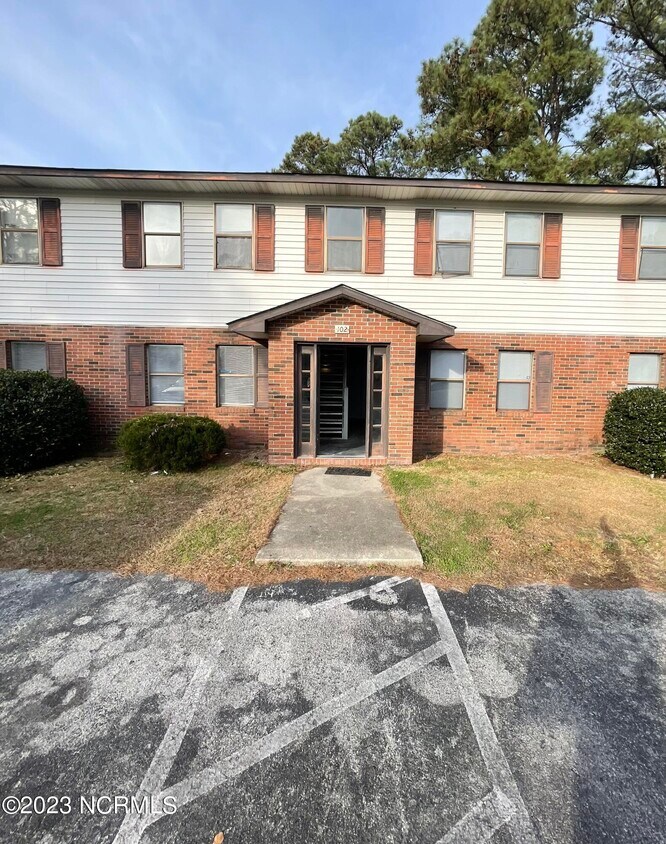 Primary Photo - 102 Ravenwood Dr
