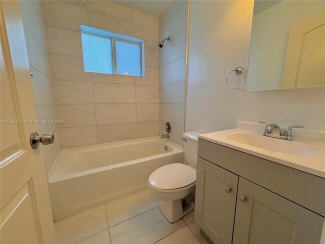 Foto del edificio - 628 W 17th St