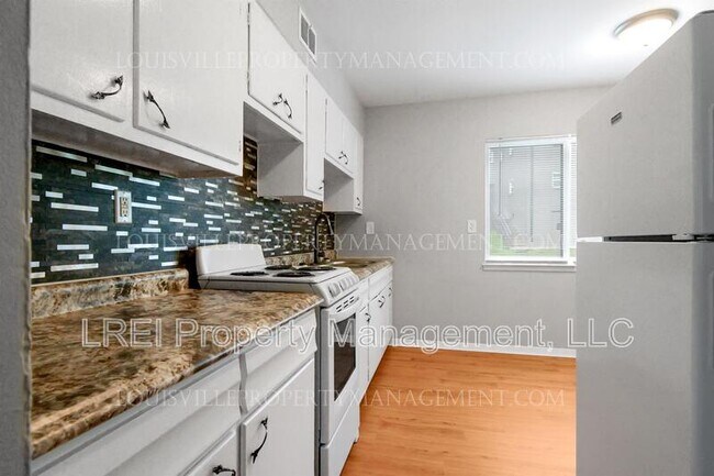 Foto del edificio - 2423 Lindsay Ave