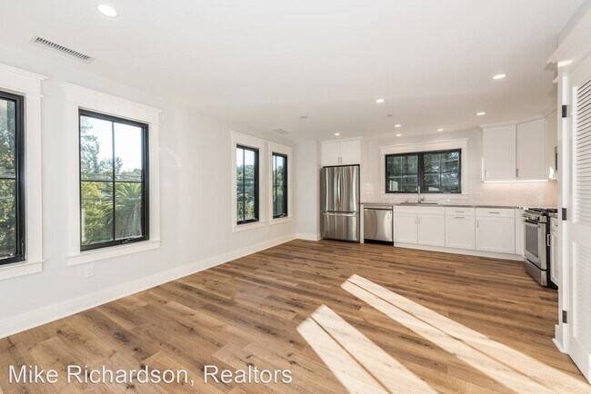 Foto del edificio - 2121 Sycamore Canyon Rd