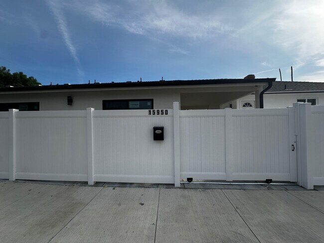 Foto del edificio - 15950 Cohasset St