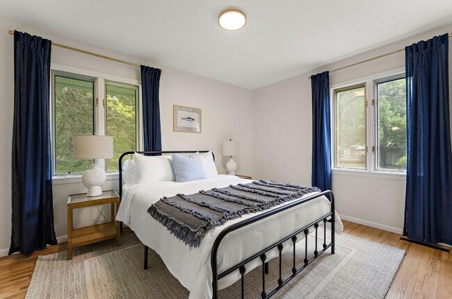 Foto del edificio - 1424 Vista Ln SW