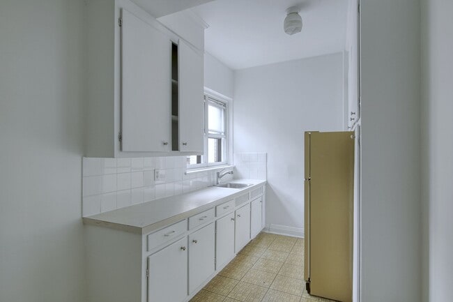 Building Photo - 6210 Chemin Deacon