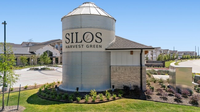 Silos Harvest Green Grain Silo - Silos Harvest Green