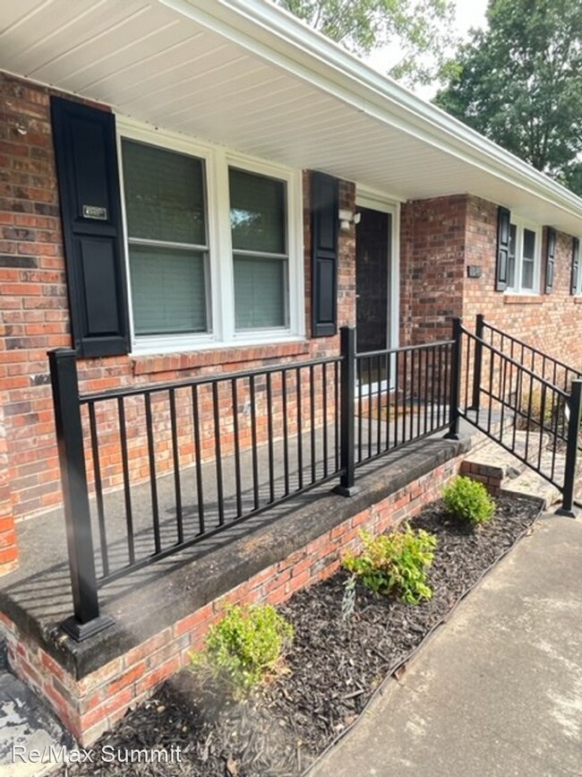 Building Photo - 4 br, 2.5 bath House - 1042 Robin Hood Avenue