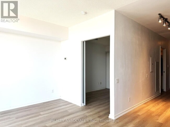 Building Photo - 105 The Queensway