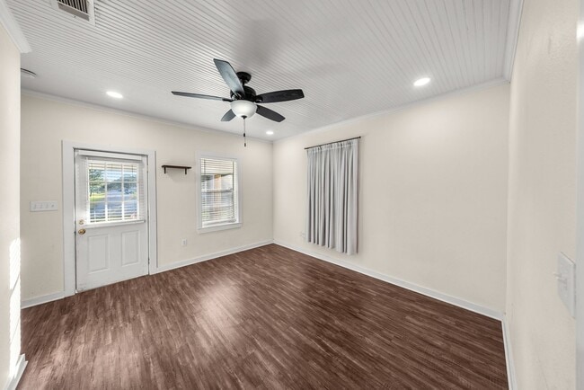 Building Photo - 2 Bedroom House near the Levee in Port Allen  Super cute with a fenced in yard