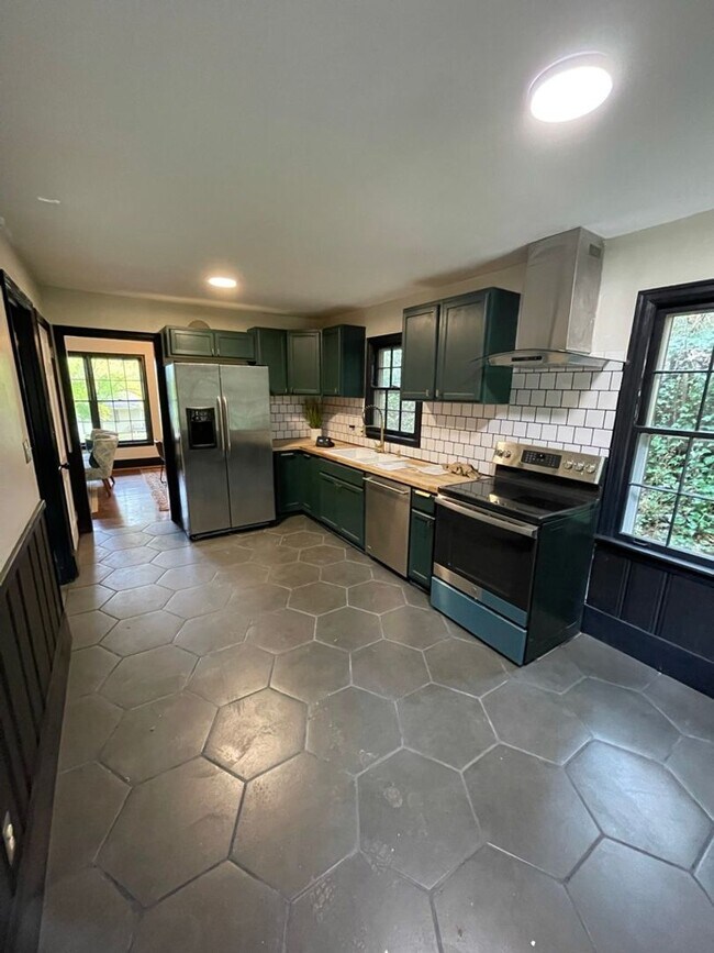 Building Photo - Home For rent In East Lake!!! Available to...