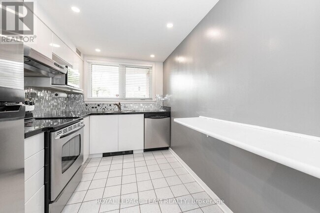 Photo du bâtiment - 939 N River Rd