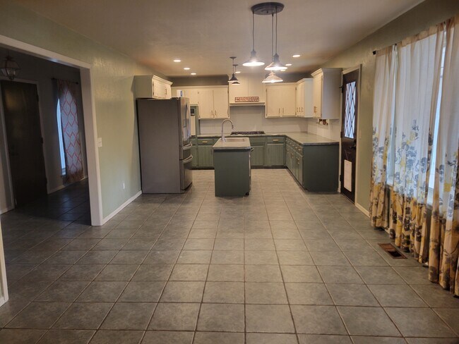 Building Photo - 2112 Bentham Pl