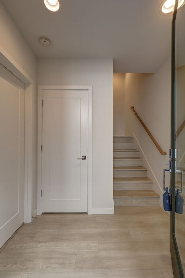 Foto del edificio - Beautiful 2bd, 2ba Townhome Available in C...