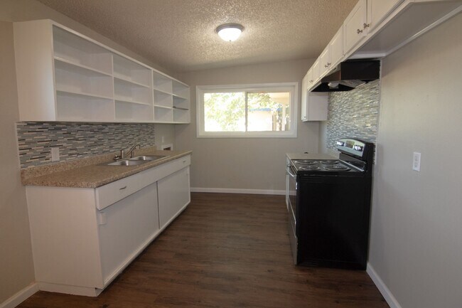 Foto del edificio - Cute 3 bed 1 bath Large Back Yard