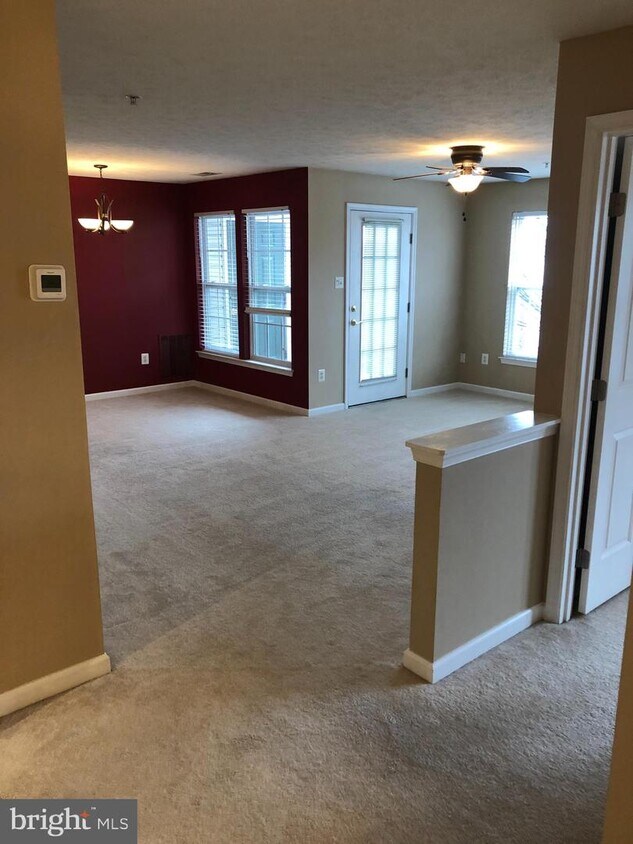 Foto principal - 3011 Hunting Ridge Dr