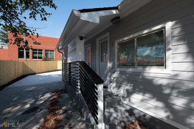 Building Photo - 871 Welch St SW