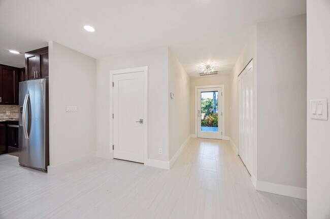 Foto del edificio - 570 100th Ave N