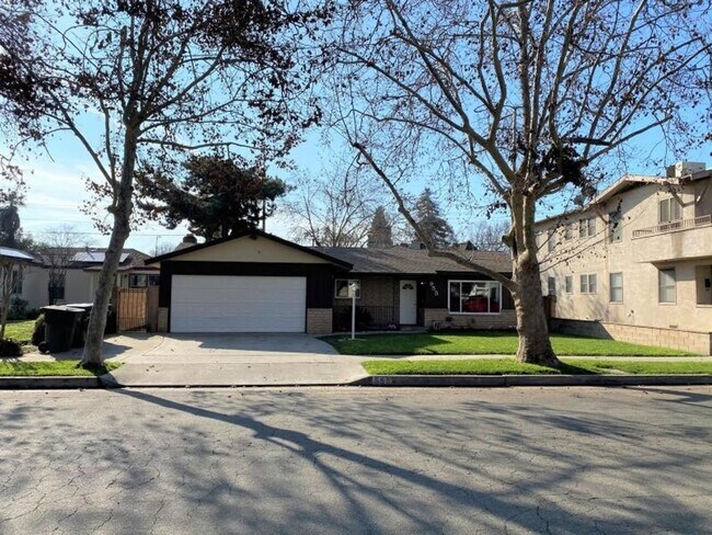 Building Photo - 955 E. SYCAMORE AVE - 3 BEDROOM 2 BATH - T...