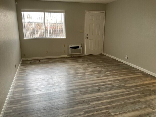 Building Photo - 1108 W 5th St