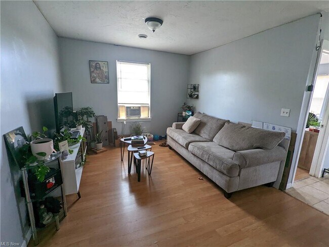 Foto del edificio - 3088 W 116th St