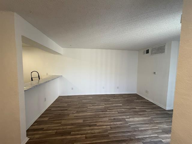 Foto del edificio - 9813 Walnut St