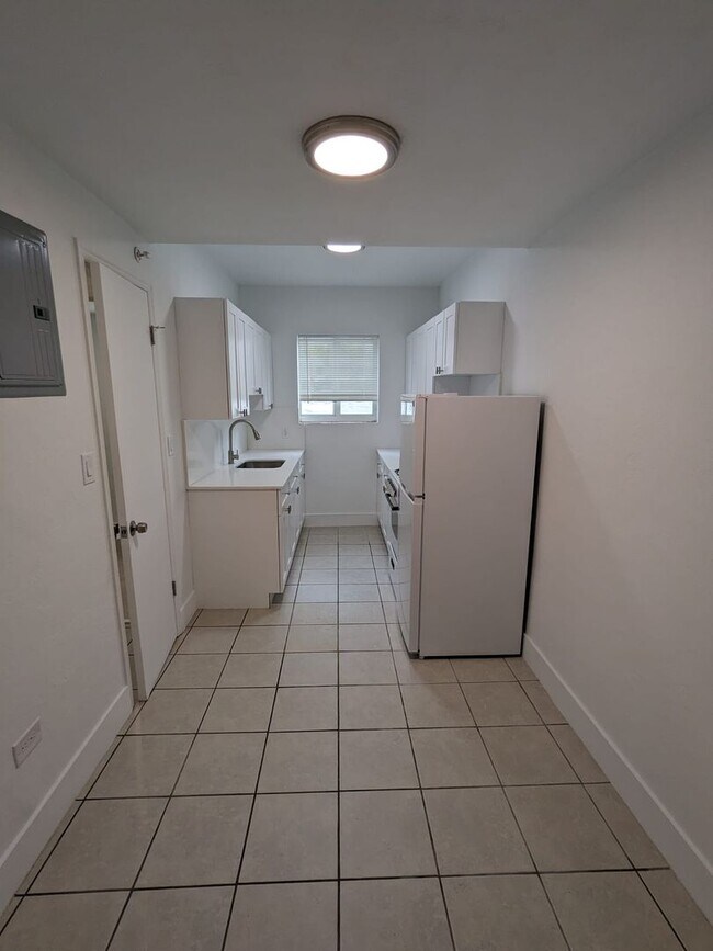 Building Photo - Beautiful studio apartment in a great loca...