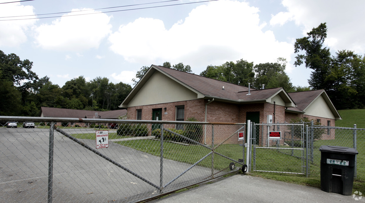Primary Photo - 220-222 Templeton Rd Ne