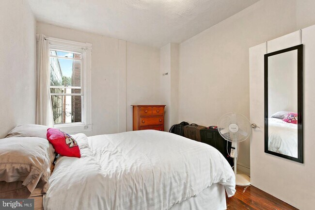 Building Photo - 862 W 37th St