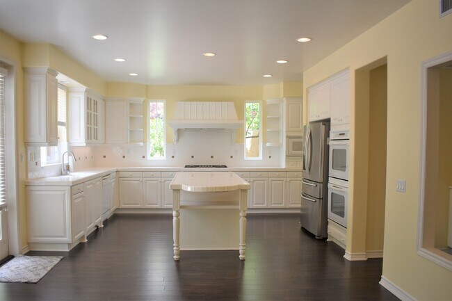 Foto del edificio - Beautiful 5 bedroom, 5 bath home in Desirable North Park Irvine