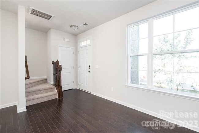 Foto del edificio - 3 bedroom town home in Rea Farms- walkable community to restaurants, shops, walking trails