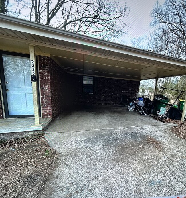 Building Photo - 3 Bedroom 1 1/2 Bath