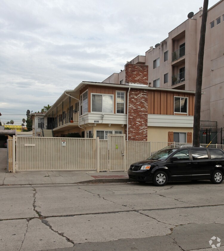 Building Photo - 1218 N Mansfield Ave