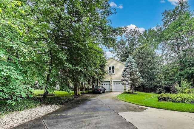 Building Photo - 5809 Grosvenor Ln