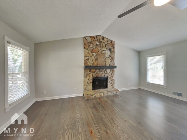 Building Photo - 131 Lake Run