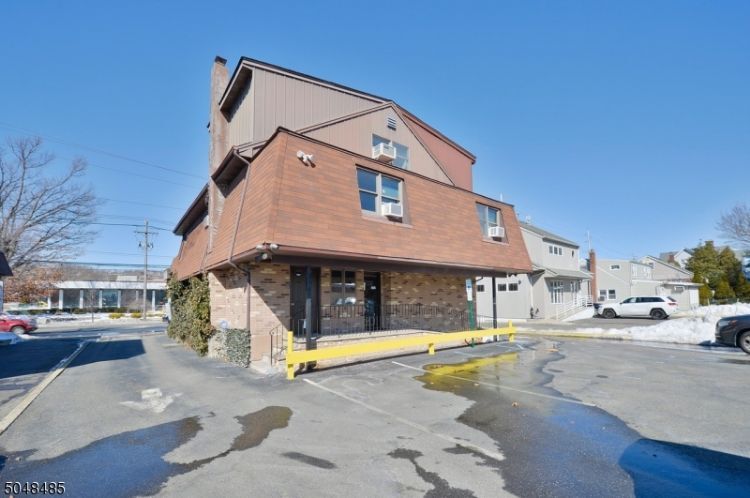 Primary Photo - 426 Union Blvd
