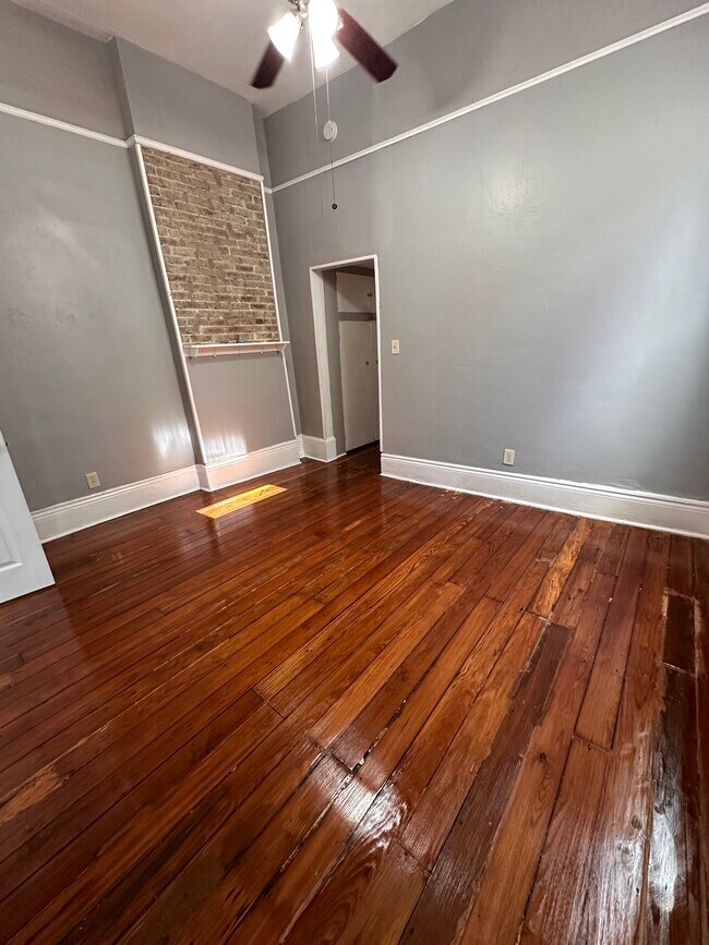 Building Photo - 2223 N Prieur St
