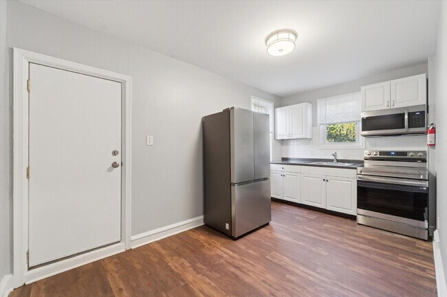 Foto del edificio - Updated 2 Bedroom Apartment with Central Air & Private Deck — Excellent Location for Commuters