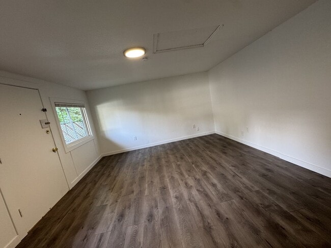 Building Photo - 820 S Donovan St