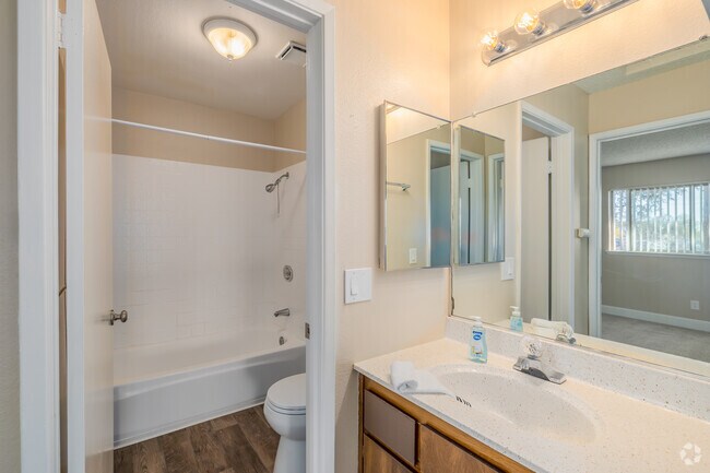 1 habitación, 1 baño - 560 pies cuadrados con gabinetes marrones - Baño - Hazel Wood Apartments