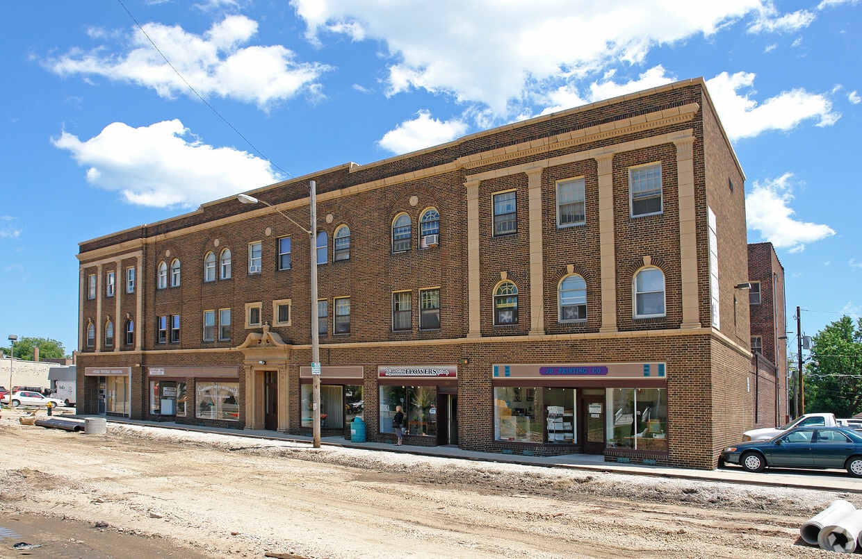 Building Photo - The Georgian Manor