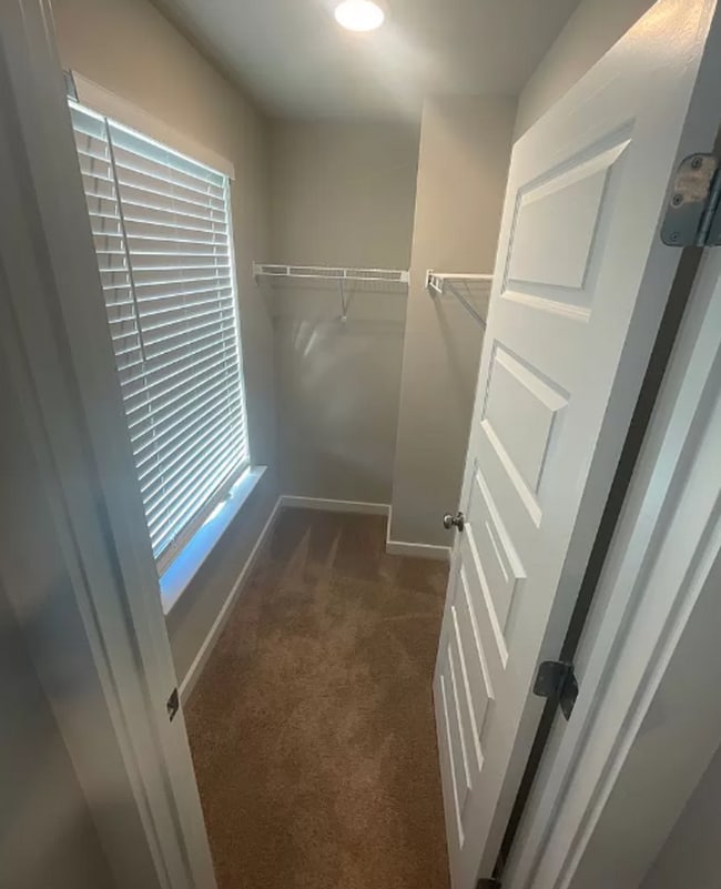 Building Photo - 3 Bedroom/2.5 Bathroom Home Located in The...